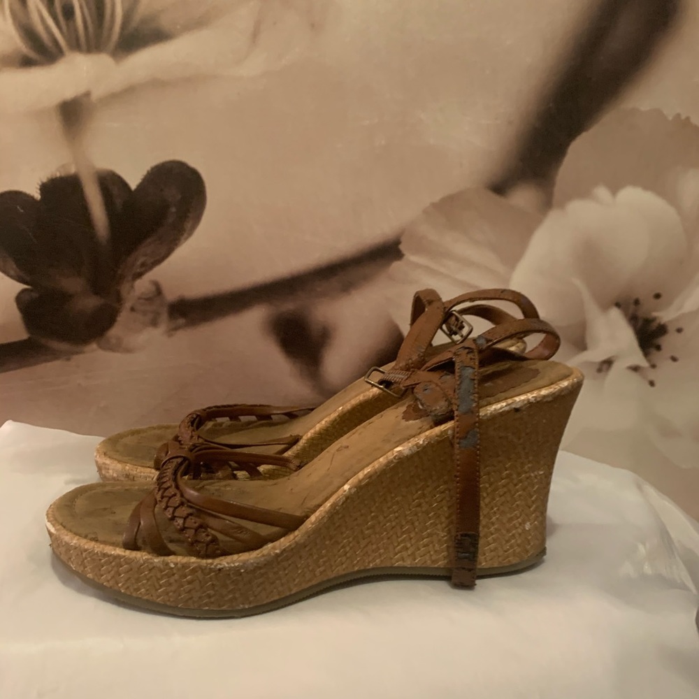 Brown wedge